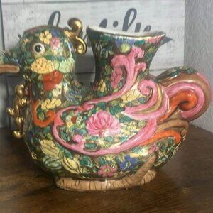 Antique HFP Macau  Qing  Dynasty handpainted duck vase. Beautiful design, colors